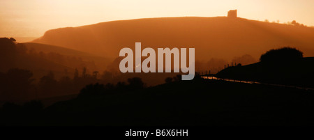 Vista di Santa Caterina la cappella in piedi su una collina sopra il paese di Abbotsbury in West Dorset Foto Stock