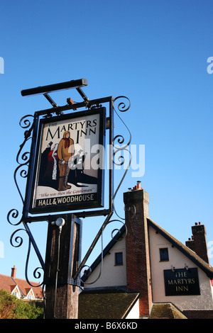 I martiri Inn sulla strada principale che attraversa il villaggio di Dorset di Tolpuddle Foto Stock