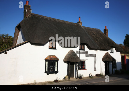 Tradizionale cottage con il tetto di paglia nel Dorset villaggio di Tolpuddle Foto Stock