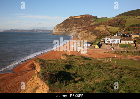 Vista lungo la spiaggia di ciottoli a Seatown, un borgo vicino a Chideock dominato da Golden Cap la più alta scogliera sulla costa sud Foto Stock
