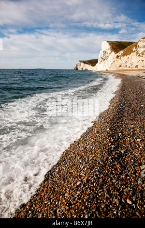 Vista delle scogliere dalla spiaggia di ciottoli a Durdle sulla porta del Dorset Jurassic Coast nelle vicinanze Lulworth Cove Foto Stock