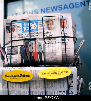 Barack Obama e George Bush e mogli sul lato anteriore della pagina del quotidiano USA Today al giornalaio in Londra, Regno Unito KATHY DEWITT Foto Stock