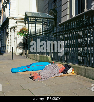 Gente che dormiva grezzo su una pavimentazione di Londra Inghilterra REGNO UNITO KATHY DEWITT Foto Stock