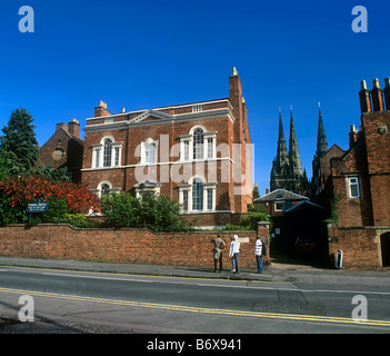 La casa di Erasmus Darwin, Beacon ST, Lichfield. Sullo sfondo a destra: le tre guglie di Lichfield Cathedral Foto Stock