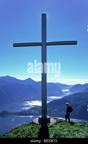 Croce sul Monte Crocione vicino a Monte Tremezzo, Lombardia, Italia. Vista sul lago di Como e Bellagio. Foto Stock