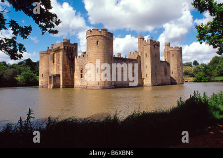 Il Castello di Bodiam è un castello quadrangolare situato vicino a Weston-super-mare in East Sussex, Inghilterra Foto Stock