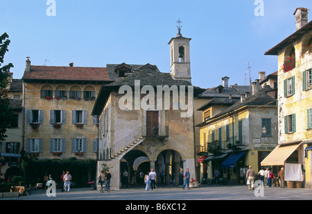 La Piazza Motta e Municipio di Orta san Giulio, Novara, Piemonte, Italia. Foto Stock