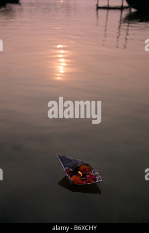 India, Uttar Pradesh, Prayagraj (Allahabad), Sangam, offerte galleggianti alla confluenza dei fiumi Gange e Yamuna Foto Stock