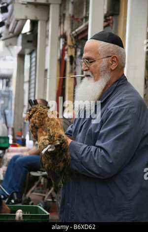 Un shohet in un mercato israeliano (un macellaio kosher) Foto Stock