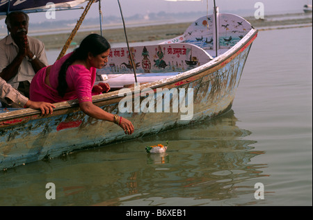 India, Uttar Pradesh, Prayagraj (Allahabad), Sangam, gente che offre offerte alla confluenza dei fiumi Gange e Yamuna Foto Stock