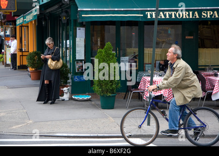 Ciclista sulla quarta e sesta viali di Lower Manhattan New York City New York STATI UNITI D'AMERICA Foto Stock