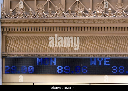 Ticker di fronte al New York Stock Exchange di New York City New York STATI UNITI D'AMERICA Foto Stock