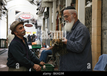 Un shohet in un mercato israeliano (un macellaio kosher) Foto Stock