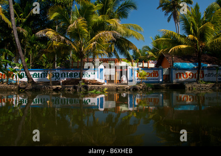 Un edificio colorato sulle rive del retro delle acque in Kerala, stato dell India meridionale vicino alla città di Alappuzha/Alleppey Foto Stock