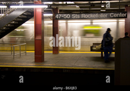 Piattaforma della metropolitana al Rockefeller Center station a Manhattan New York City New York STATI UNITI D'AMERICA Foto Stock