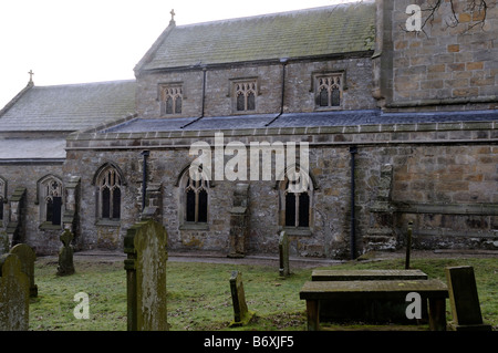 Vista laterale di St Wilfrid s chiesa nel villaggio di Burnsall North Yorkshire Dales Foto Stock