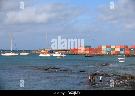 Isole di Capo Verde boa vista sal rei ragazzi la pesca nel porto Foto Stock