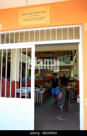 Isole di Capo Verde boa vista sal rei locali all'interno del mercato nella piazza principale Foto Stock