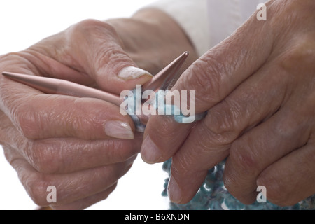 Senior donna" s mani isolati su sfondo bianco Foto Stock