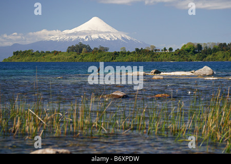 Vulcano Osorno da Puerto Varas con Lago Llanquihue in foregound Foto Stock