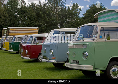 VW Camper allineati in corrispondenza di una VW mostra Foto Stock