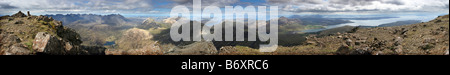 Panorama dalla vetta di Bla Bheinn mostrante la Cuillins nero e il rosso Cuillins sull'Isola di Skye in Scozia Foto Stock