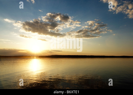 Bel tramonto dal lago calmo, Asikkala, Finlandia Foto Stock