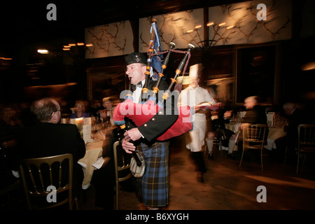 Lo chef porta in haggis ad un tradizionale masterizzare s Night Dinner Foto Stock