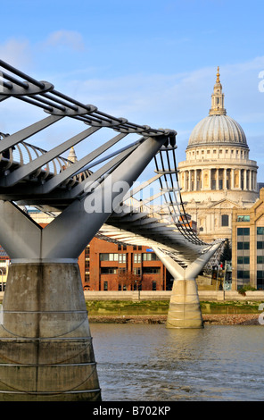 Millennium 'traballanti' bridge e la cattedrale di St Paul London Regno Unito Foto Stock