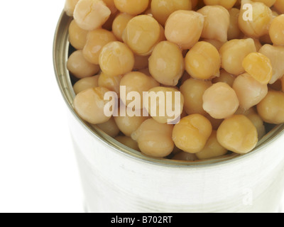 Tin aperto di ceci sani conservati isolati su bianco, senza persone Foto Stock