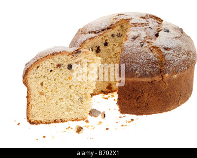 Fresco cotto al forno tradizionale Natale stagione festiva di Panettone torta alla frutta isolati contro uno sfondo bianco con un tracciato di ritaglio e nessun popolo Foto Stock