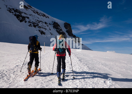 Due persone escursioni sul ghiacciaio a Jungfraufirn ghiacciaio al rifugio Moenchsjoch (3650 m più alto ristorante nelle Alpi svizzere), Grindelwald, Foto Stock