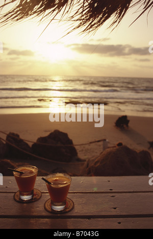 Un drink al tramonto sulla spiaggia di Tel Aviv, Israele Foto Stock