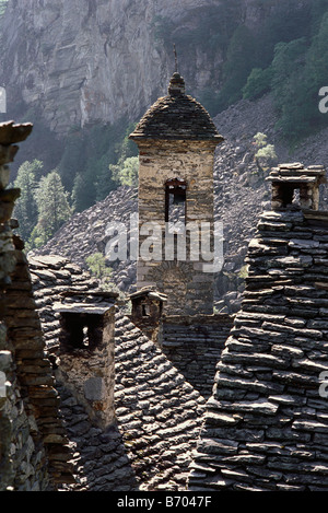 Villaggio con le tradizionali case in pietra e la piccola chiesa, Foroglio, Val Bavona, Ticino, Svizzera Foto Stock