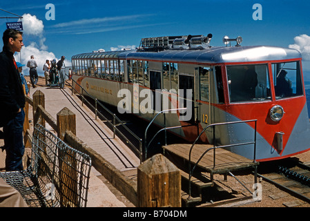 La vetta del Pikes Peak Railway (Pikes Peak Cog Railway) con stream-rivestita in treno, Colorado, c.1956 Foto Stock