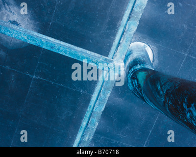 Il vecchio tubo di metallo attraverso il manicotto di tenuta. Foto Stock