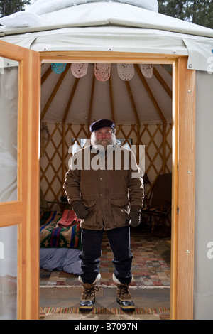 Uomo Barbuto con cappello in sparse yurt, coregone, Montana. Foto Stock