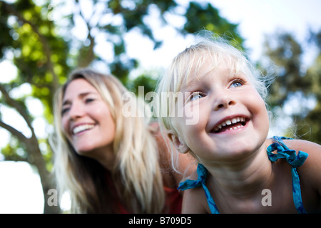 Ritratto di una mamma e un 4 anno vecchia ragazza in un parco. Foto Stock