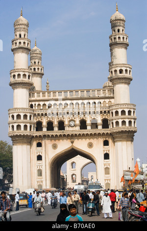 Un gruppo di persone di fronte ad un edificio, Char Minar, Hyderabad, Andhra Pradesh, India Foto Stock
