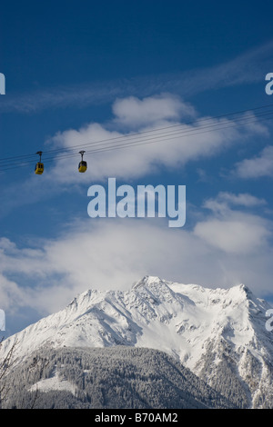 Funivie appendere in alto sopra il terreno innevato nei pressi di Mayrhofen, Austria. Foto Stock