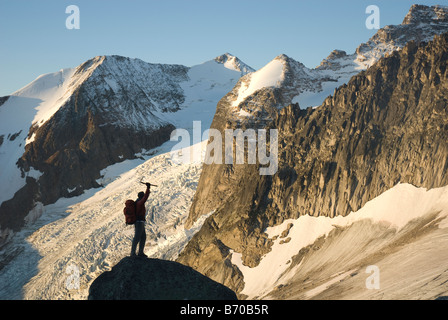 L'uomo alpinismo nella Bugaboo Parco Provinciale, British Columbia, Canada (Silhouette). Foto Stock