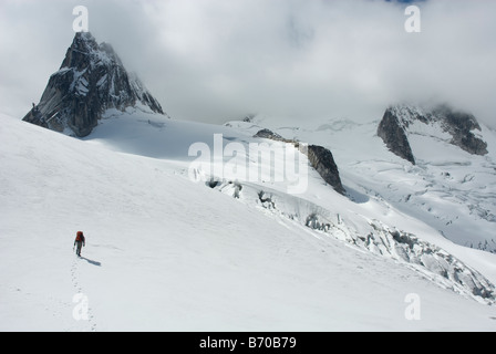 L'uomo alpinismo nella Bugaboo Parco Provinciale, British Columbia, Canada. Foto Stock