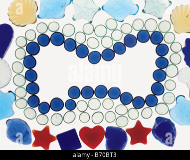 Blu, Rossa e cristallo trasparente formano una cornice Foto Stock