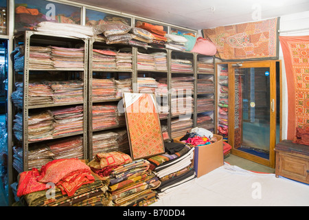 Gli interni di un negozio di abbigliamento, Jodhpur, Rajasthan, India Foto Stock