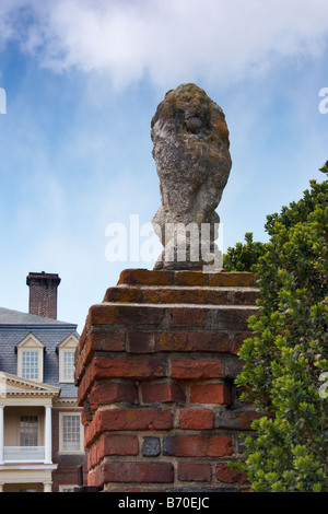 Il diritto lion statua all'entrata di Shirley Plantation Charles City Virginia il primo 1613 piantagione in Virginia Foto Stock