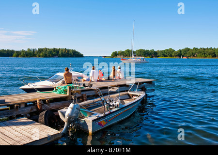 Svezia Stoccolma Stoccolma arcipelago la gente sul molo a guardare il traffico delle barche a GRÄDDÖ Foto Stock