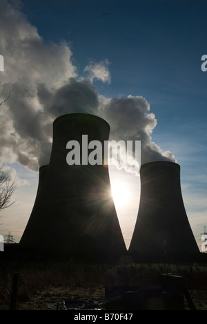 Torri di raffreddamento e di un traliccio di elettricità al Fiddlers Ferry pianta a Cuerdley Widnes Cheshire. Foto Stock