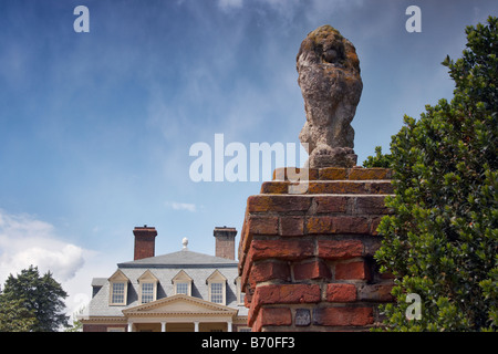 Il diritto lion statua all'entrata di Shirley Plantation Charles City Virginia il primo 1613 piantagione in Virginia Foto Stock