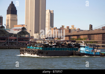 Rimorchiatore guidare un garbage barge sull'East River in New York City New York STATI UNITI D'AMERICA Foto Stock