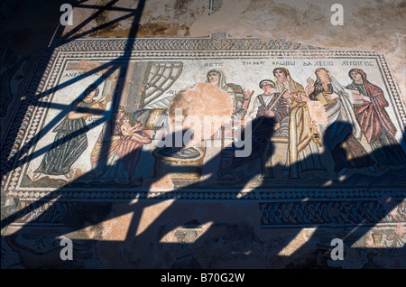 I mosaici romani in Paphos , Cipro con ombre di persone alla ricerca Foto Stock